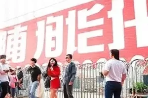 剧组换角风波封面，通告单与定妆照并排的示意画面